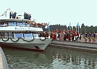 Abfahrt aus der Schleuse Hipoltstein zur Verkehrsfreigabe des Kanals am 25.09.1992. : Ausflugsschiff, Kanaleröffnung, Trachtengruppe